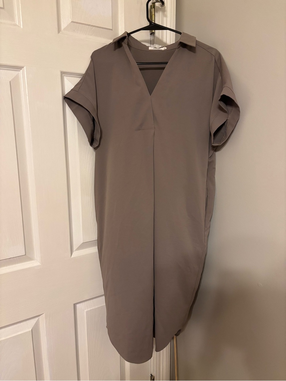 Mod Ref Taupe Short Sleeve V-Neck Shift Dress Size M